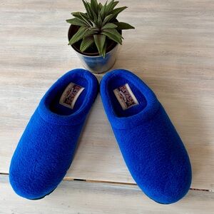Vintage Blue Nevada Pull On Slippers. Size 9.